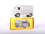 un camion jouet posé sur une boîte