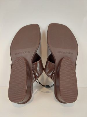 l'arrière d'une paire de sandales en cuir marron pour femme