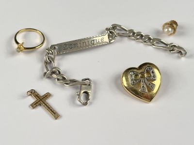 un bracelet en argent orné d'un cœur en or et d'une croix
