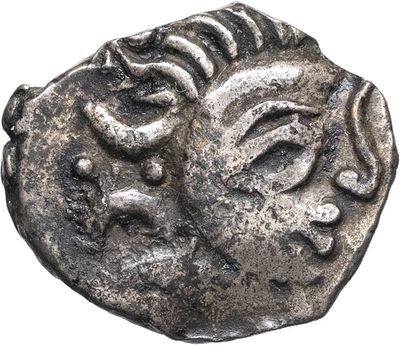 gros plan d'une pièce d'argent avec un visage dessus