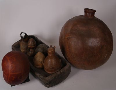 trois vases posés l'un à côté de l'autre sur une table