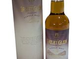 une bouteille de whisky Great Glen à côté d'un carton