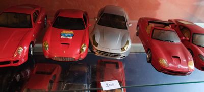 un lot de voitures-jouets exposées dans une vitrine
