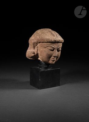 une tête de femme antique coiffée d'un chapeau, sur un fond noir