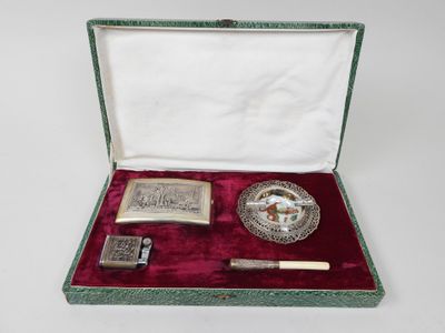 une assiette en argent et un étui à cigarettes en argent, le tout dans une boîte
