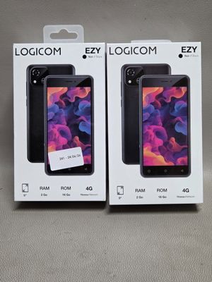 deux boîtes contenant des téléphones noirs et violets, posées l'une à côté de l'autre