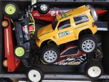 un camion miniature qui se trouve dans une boîte avec d'autres petites voitures