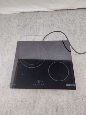 une plaque de cuisson noire équipée de deux feux