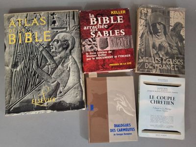 plusieurs livres sont empilés sur une table