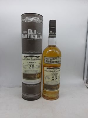 une image d'une bouteille de whisky à côté d'une boîte en carton