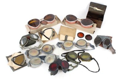 de nombreuses paires de lunettes de soleil posées sur une table