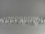 un ensemble de verres à vin posés sur une table