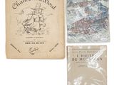 trois livres sont posés les uns à côté des autres sur une surface blanche