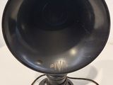 une lampe noire posée sur une table blanche
