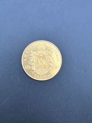l'image d'une pièce d'or sur un fond bleu