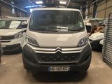une camionnette blanche garée dans un garage