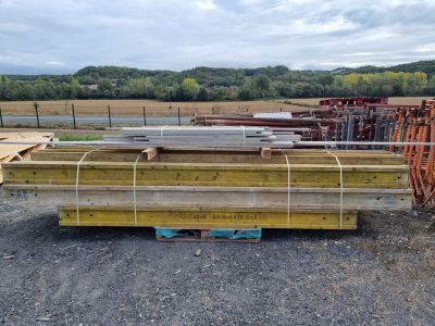 plusieurs pièces de bois sont empilées les unes sur les autres