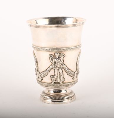 une coupe ancienne en argent ornée d'un motif sur le côté