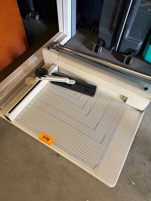 un bout de papier posé par terre à côté des bagages