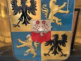 un blason exposé dans un bâtiment