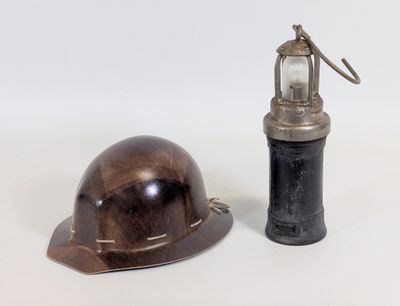 une petite lampe placée à côté d'un casque de chantier
