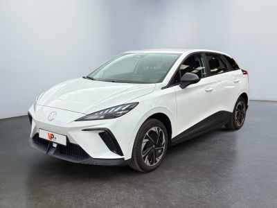 un SUV Toyota C-HR blanc garé dans une pièce blanche