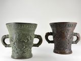 deux vases verts posés l'un à côté de l'autre sur une surface blanche