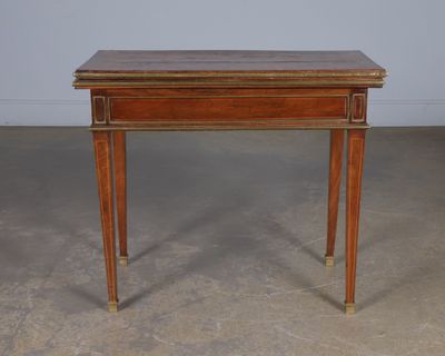 Table à jeux en placage d'acajou, de ronce et ornementation …