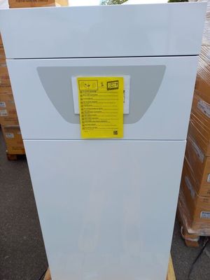 un lave-vaisselle blanc posé sur un meuble en bois