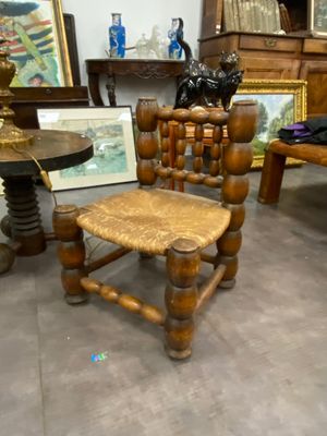 une chaise qui se trouve au milieu d'une pièce
