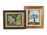 deux tableaux encadrés représentant des fleurs dans un vase posé sur une table