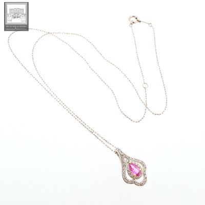 un gros plan d'un collier composé d'une pierre rose montée sur une chaîne