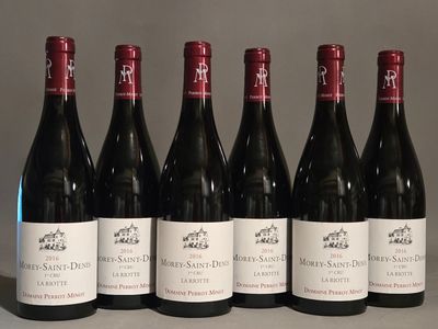 six bouteilles de vin rouge sont alignées sur une table