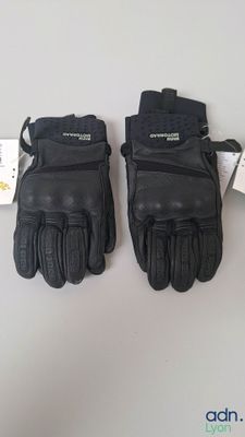 deux paires de gants en cuir noir posées sur une table