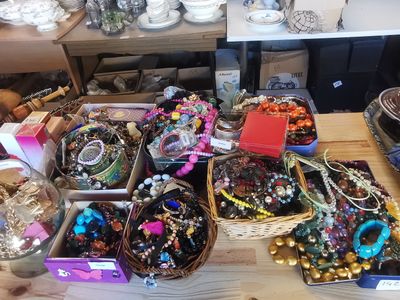 plusieurs types de bijoux différents présentés sur une table