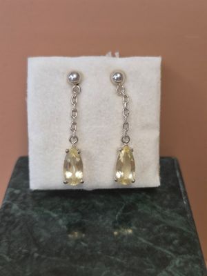 une paire de boucles d'oreilles posée sur un plan de travail