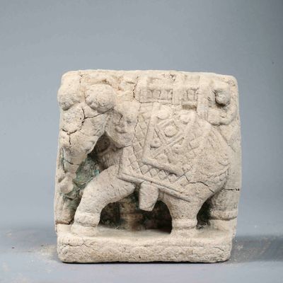 Élément architectural avec un éléphant décortiqué, École mog…