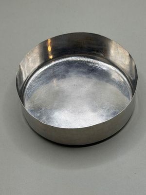 une photo d'une assiette en argent posée sur une table