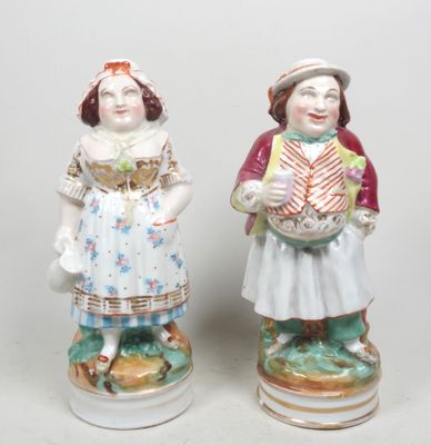 une paire de figurines en porcelaine représentant un garçon et une fille