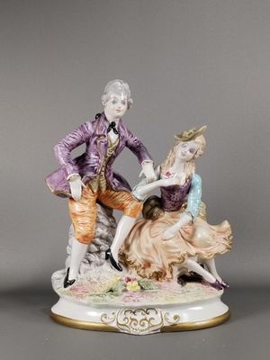 deux figurines représentant un homme et une femme assis sur une table