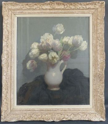 tableau représentant des fleurs dans un vase blanc posé sur une table noire