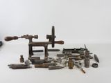 un grand nombre d'outils posés sur la table