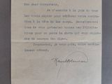 un gros plan sur une feuille de papier sur laquelle est écrite une lettre à la main