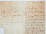 un gros plan d'un morceau de papier sur lequel on a écrit