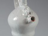 un vase blanc posé sur une table