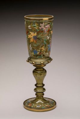 paire de gobelets en verre anciens ornés de motifs floraux peints à la main