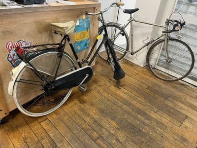 deux vélos garés l'un à côté de l'autre dans une pièce