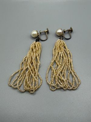 une paire de boucles d'oreilles en or et perles, ornées de pompons