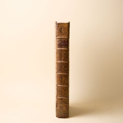 un vieux livre posé sur une surface blanche