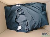 une boîte contenant des vêtements